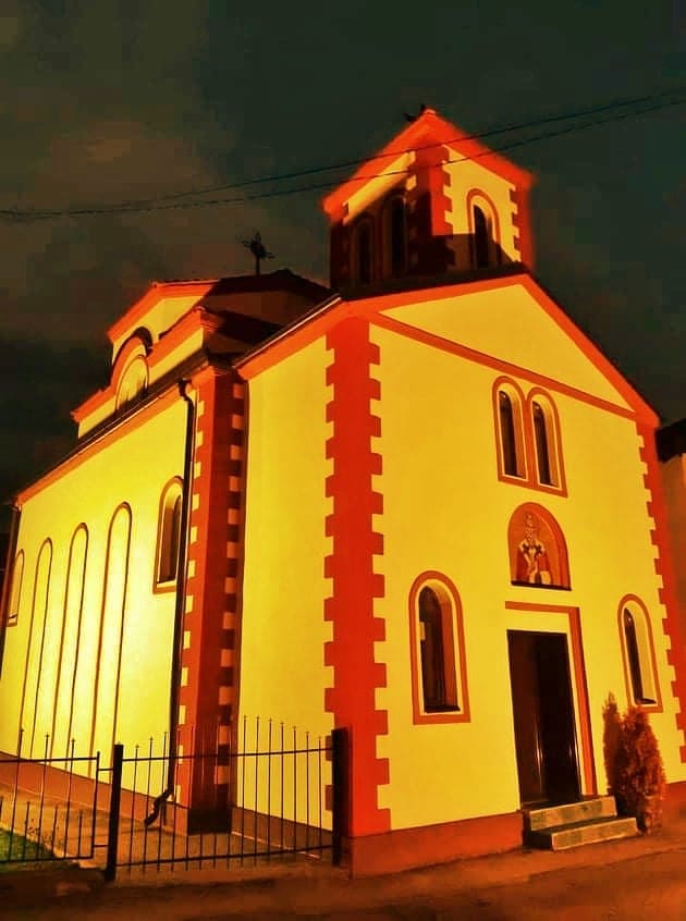 Наранџаста светла испред цркве Светог Николе у Трговишту